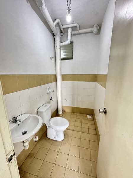 Pangsapuri untuk Dijual di Kipark Apartment - Carson . - Bathroom - PropertyGuru.com.my