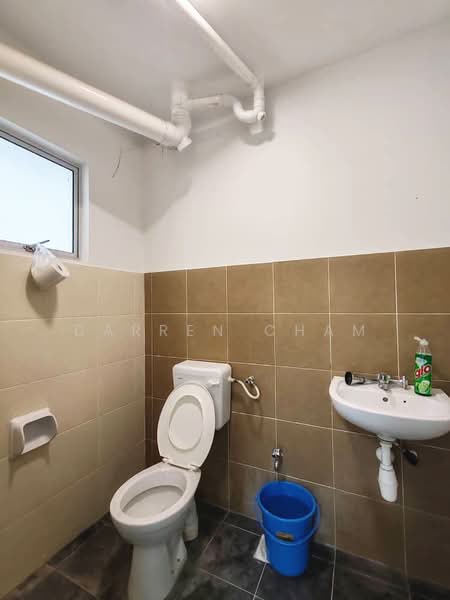 Pangsapuri untuk Disewa di Pangsapuri Suria 1 Batu Kawan - Darren Cham - Bathroom - PropertyGuru.com.my