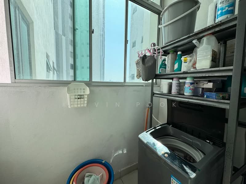 Kondominium untuk Dijual di Skyvilla @ D'Island - Kelvin Pook - Balcony - PropertyGuru.com.my
