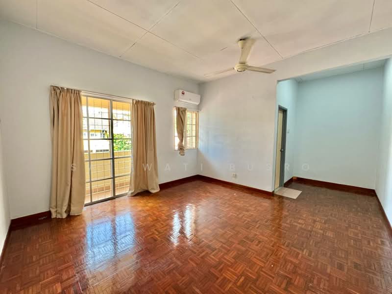 Rumah Teres 2 Tingkat untuk Dijual di Kota Kemuning (Shah Alam) - Salawati Busro - Living Room - PropertyGuru.com.my