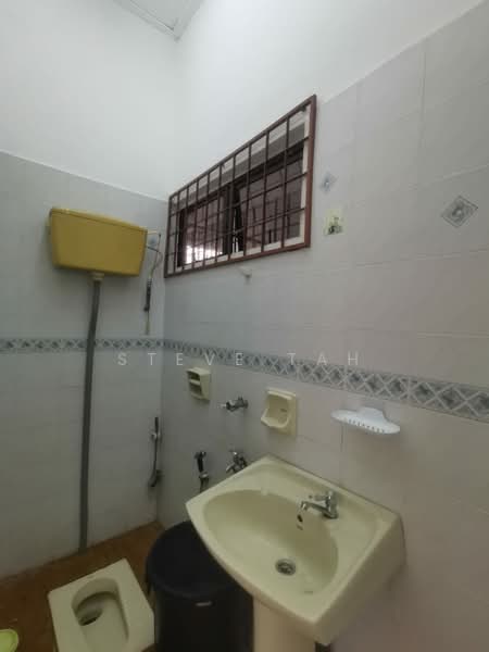 1-storey Terraced House for Sale in Taman Daya (Johor Bahru) - Steve Tah - Bathroom - PropertyGuru.com.my