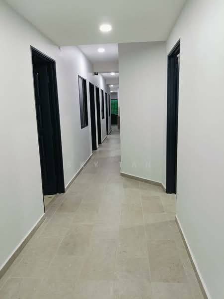 Rumah Teres 1 Tingkat untuk Dijual di Taman Century (Johor Bahru) - Sky Tan - Corridor - PropertyGuru.com.my