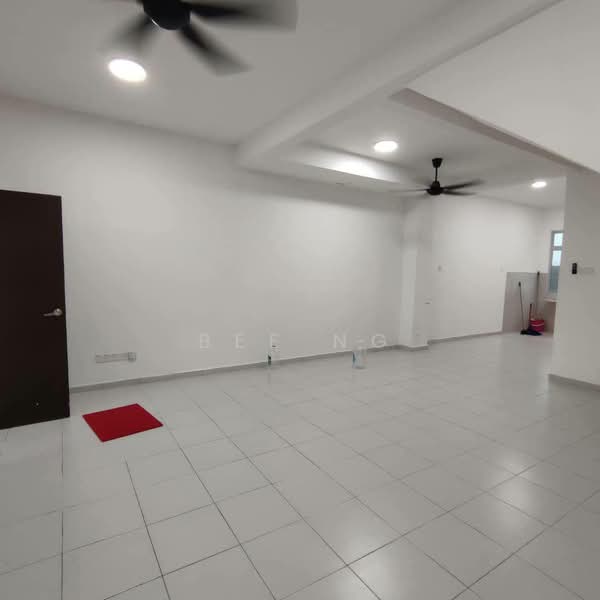 2-storey Terraced House for Sale in Taman Scientex Utama (Senai) - Bee Ng - Living Room - PropertyGuru.com.my