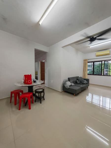 Rumah Flat untuk Disewa di Taman Gaya - Tommy Phua - Living Room - PropertyGuru.com.my