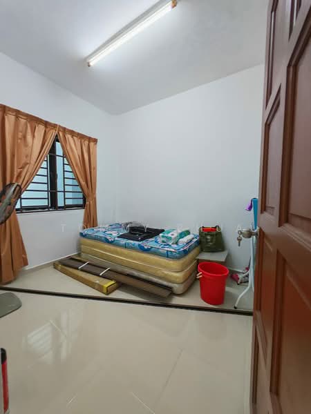 Rumah Flat untuk Disewa di Taman Gaya - Tommy Phua - Bedroom - PropertyGuru.com.my
