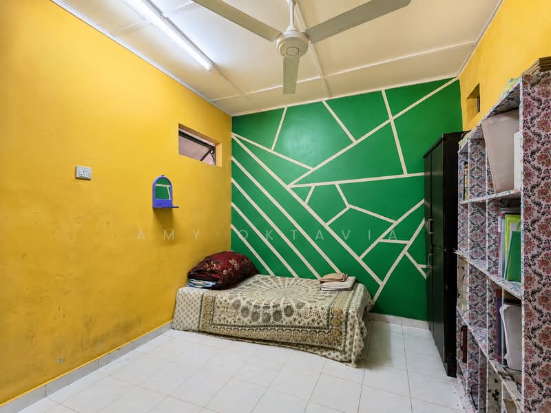 1-storey Terraced House for Sale in Bandar Kinrara Seksyen 5 (Bandar Kinrara) - Amy Oktavia - Bedroom - PropertyGuru.com.my