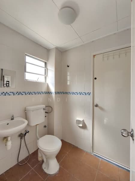 Rumah Teres untuk Disewa di Puchong (Selangor) - Fendi tan - Bathroom - PropertyGuru.com.my