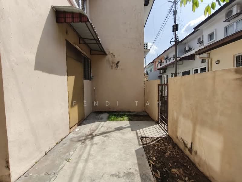 Rumah Teres untuk Disewa di Puchong (Selangor) - Fendi tan - Exterior - PropertyGuru.com.my