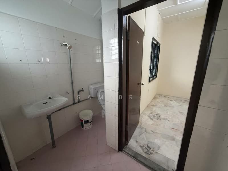 Rumah Teres 2 Tingkat untuk Dijual di Kluang (Johor) - Sam Bro - Bathroom - PropertyGuru.com.my