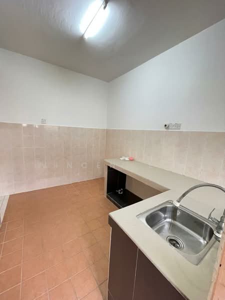 2-storey Terraced House for Sale in Bandar Saujana Putra (Tanjong Duabelas) - Vincent Lai - Kitchen - PropertyGuru.com.my