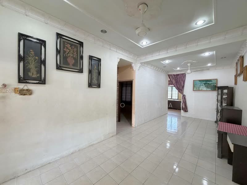 Rumah Teres 1 Tingkat untuk Dijual di Taman Bukit Chedang (Seremban) - Azrul Othman - Living Room - PropertyGuru.com.my