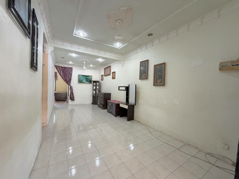 Rumah Teres 1 Tingkat untuk Dijual di Taman Bukit Chedang (Seremban) - Azrul Othman - Living Room - PropertyGuru.com.my