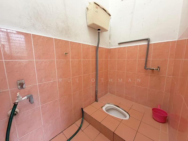 Rumah Teres 1 Tingkat untuk Dijual di Taman Bukit Chedang (Seremban) - Azrul Othman - Bathroom - PropertyGuru.com.my