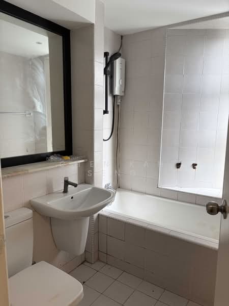 Condominium for Rent at Impiana On The Waterfront Condominium - Chen Kah Seng - Bathroom - PropertyGuru.com.my