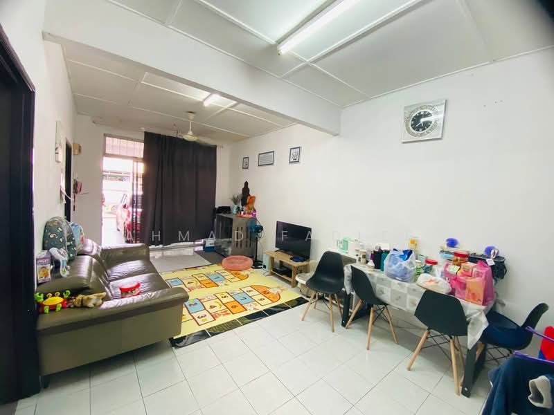 Rumah Teres 1 Tingkat untuk Dijual di Bandar Baru Nilai (Nilai) - Ahmad Fadlee - Living Room - PropertyGuru.com.my