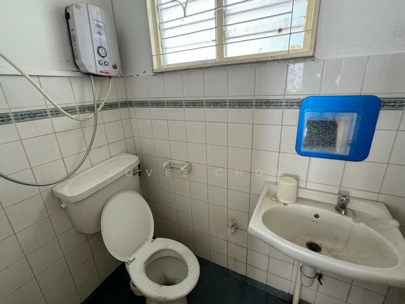 Pangsapuri untuk Dijual di Akasia Apartment - Jovee Chow - Bathroom - PropertyGuru.com.my