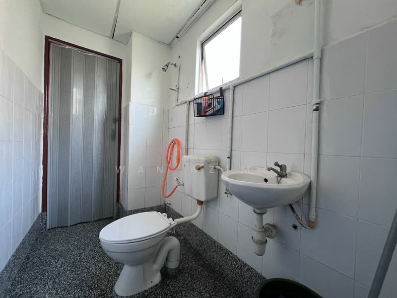 Pangsapuri untuk Dijual di Danau Sutera - Wan Azima - Bathroom - PropertyGuru.com.my