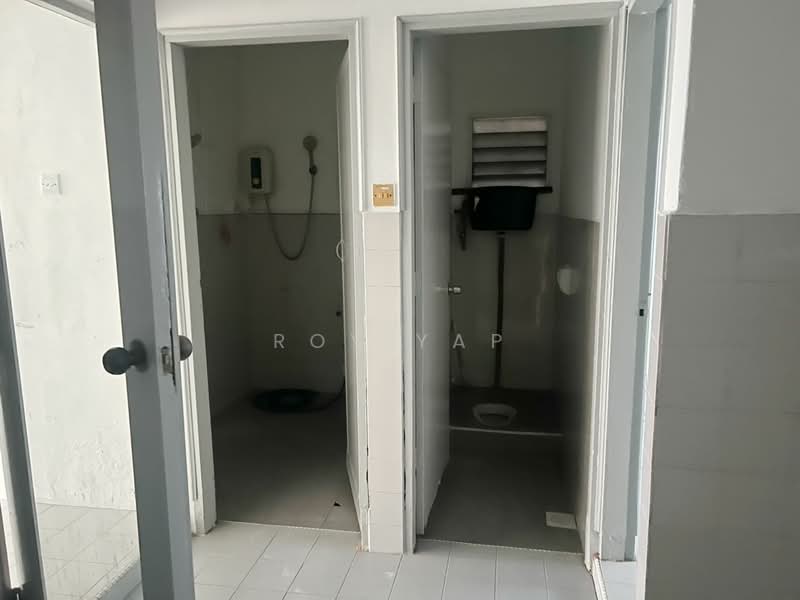 Rumah Teres 1 Tingkat untuk Dijual di Taman Johor Jaya (Johor Bahru) - Roy Yap - Bathroom - PropertyGuru.com.my