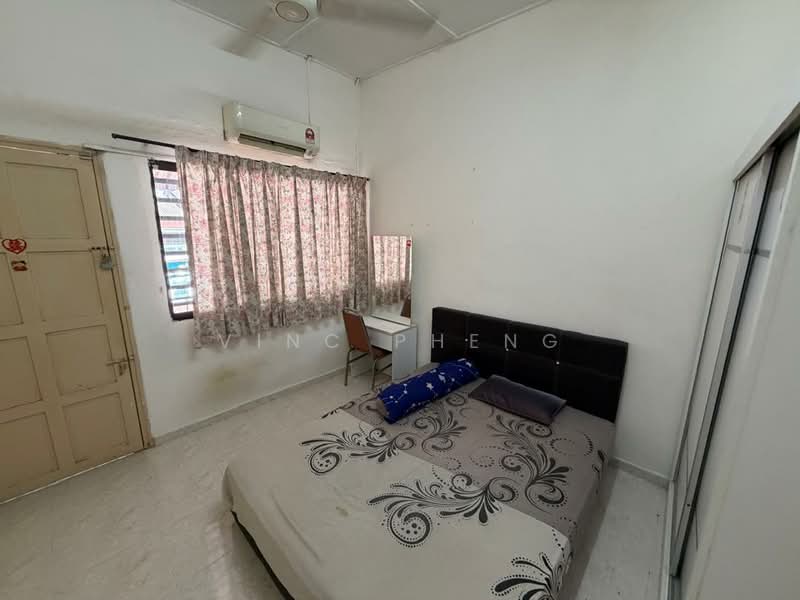 2-storey Terraced House for Rent in Taman Bukit Melaka (Bukit Baru) - Vinc Pheng - Bedroom - PropertyGuru.com.my