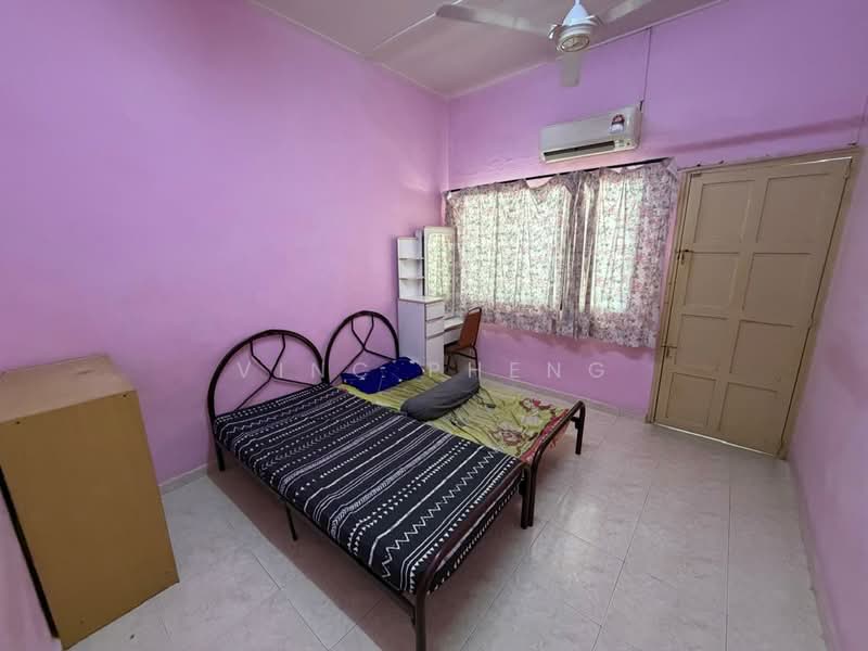 2-storey Terraced House for Rent in Taman Bukit Melaka (Bukit Baru) - Vinc Pheng - Bedroom - PropertyGuru.com.my