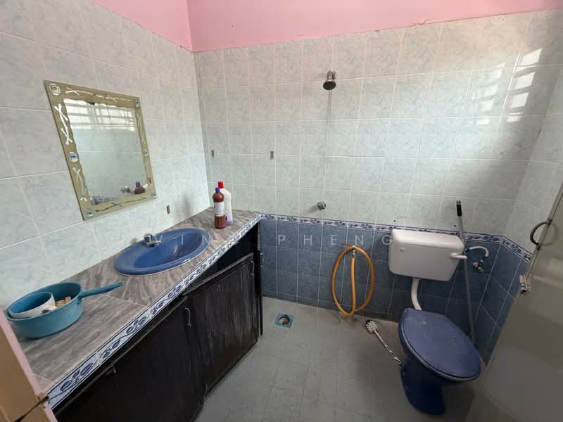 2-storey Terraced House for Rent in Taman Bukit Melaka (Bukit Baru) - Vinc Pheng - Bathroom - PropertyGuru.com.my