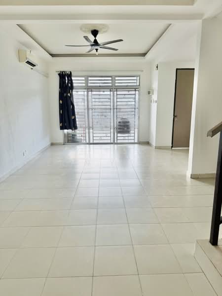 Rumah Teres untuk Disewa di Taman Intan Baiduri (Sepang) - Erin Yusof - Living Room - PropertyGuru.com.my