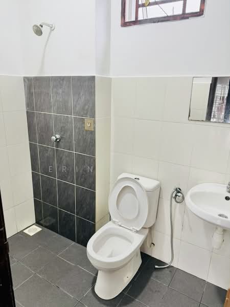 Rumah Teres untuk Disewa di Taman Intan Baiduri (Sepang) - Erin Yusof - Bathroom - PropertyGuru.com.my