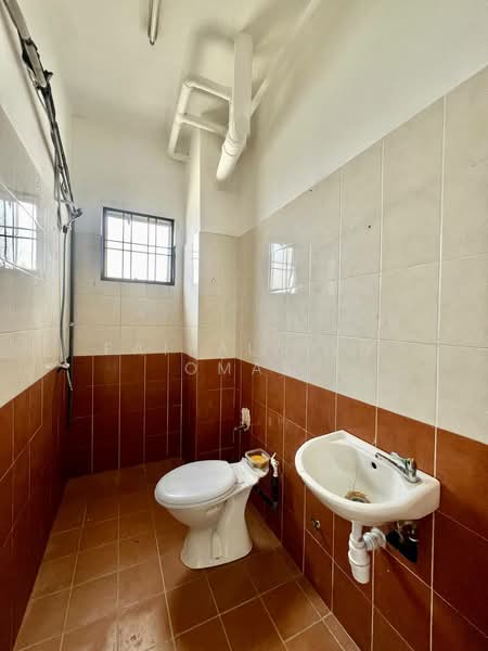 Pangsapuri untuk Dijual di Sri Ixora Apartment - Faisal Abu Omar - Bathroom - PropertyGuru.com.my