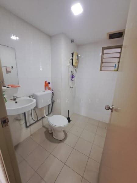 Pangsapuri untuk Disewa di SD Tiara Apartment - Fiona Lee - Bathroom - PropertyGuru.com.my