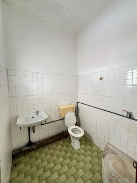 Rumah Teres 2-Tingkat untuk Dijual di Taman Petaling (Kepong) - Yen Ching - Bathroom - PropertyGuru.com.my