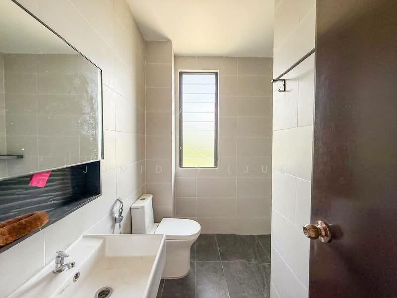 2.5-storey Terraced House for Sale in Seksyen 16 (Shah Alam) - JUMIDAH (JUE) - Bathroom - PropertyGuru.com.my