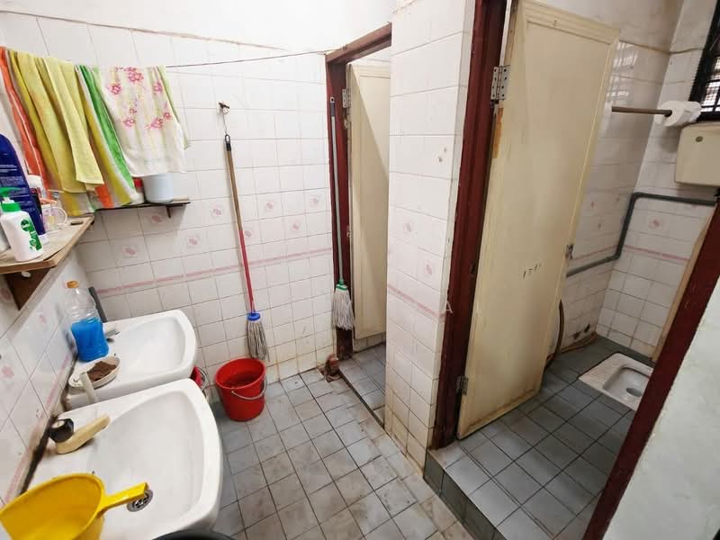 Terrace Factory for Sale in Taman Mount Austin (Tebrau) - Kelly Wai - Bathroom - PropertyGuru.com.my