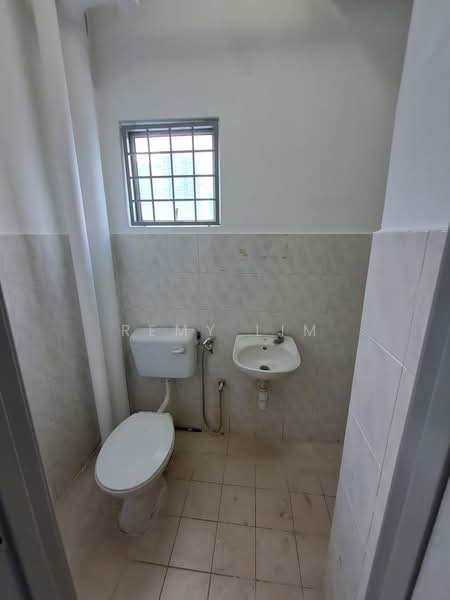 Pangsapuri untuk Dijual di Desa Serdang - Remy Lim - Bathroom - PropertyGuru.com.my