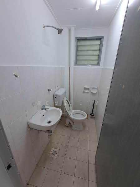 Pangsapuri untuk Dijual di Desa Serdang - Remy Lim - Bathroom - PropertyGuru.com.my