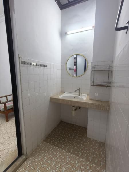 Rumah Teres 1.5 Tingkat untuk Disewa di Taman Perling (Perling) - April Chin - Bathroom - PropertyGuru.com.my