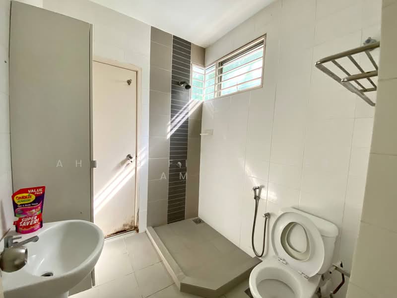 Rumah Teres 2 Tingkat untuk Dijual di TTDI Grove (Kajang) - Ahmad Fikri Amer Hamzah - Bathroom - PropertyGuru.com.my