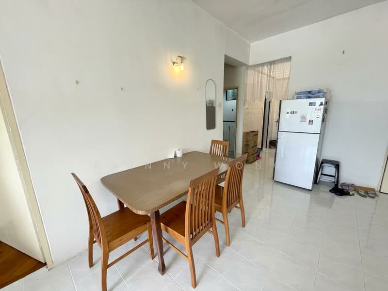 Kondominium untuk Dijual di Eden Seaview Condominium - Rainny Wong - Dining Room - PropertyGuru.com.my