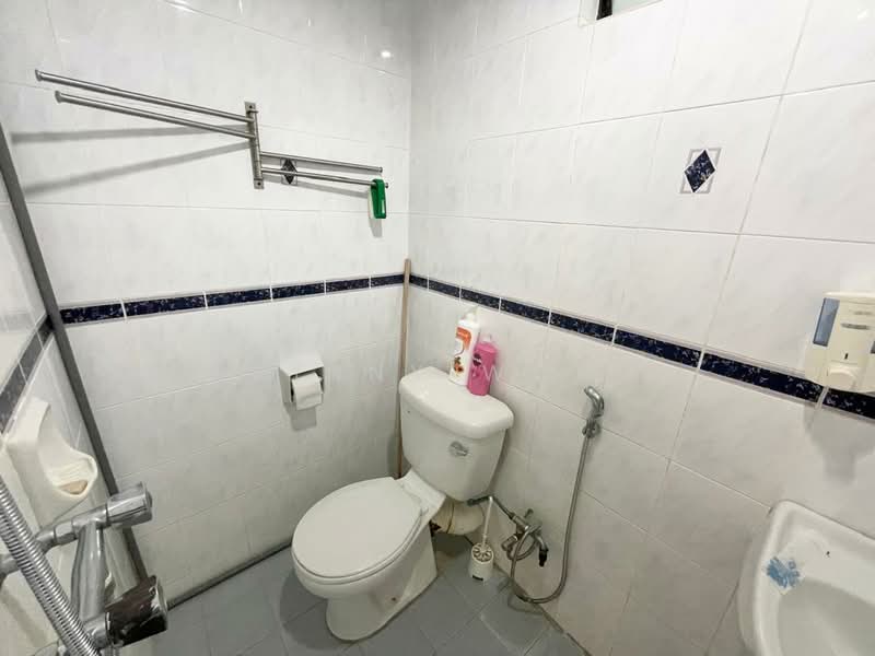 Kondominium untuk Dijual di Eden Seaview Condominium - Rainny Wong - Bathroom - PropertyGuru.com.my