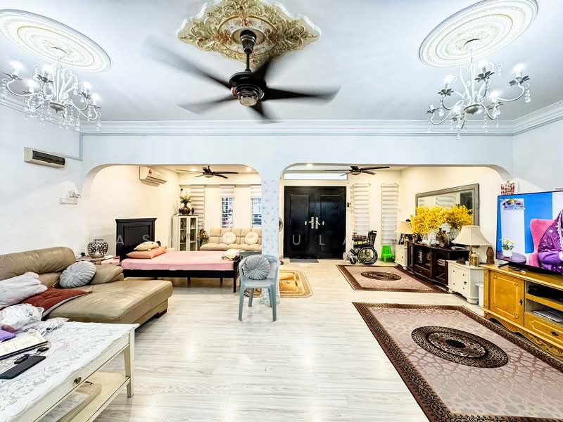 Rumah Teres 2 Tingkat untuk Dijual di Taman Selayang Indah (Selayang) - Yasmin Sulaiman - Living Room - PropertyGuru.com.my
