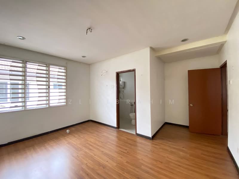 Rumah Berkembar untuk Dijual di Bandar Seri Putra (Bangi) - Azli Ibrahim - Bathroom - PropertyGuru.com.my