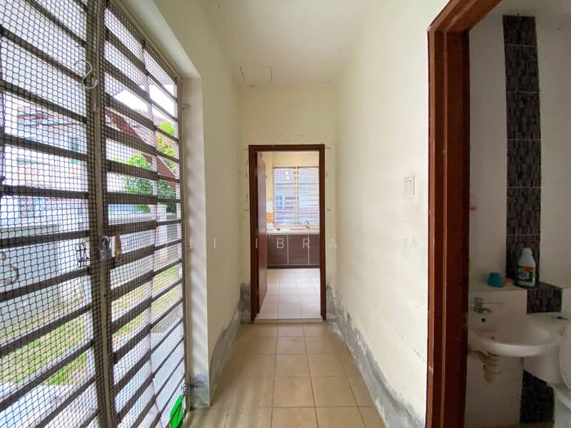 Rumah Berkembar untuk Dijual di Bandar Seri Putra (Bangi) - Azli Ibrahim - Corridor - PropertyGuru.com.my