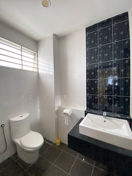 Rumah Berkembar untuk Dijual di Bandar Seri Putra (Bangi) - Azli Ibrahim - Bathroom - PropertyGuru.com.my
