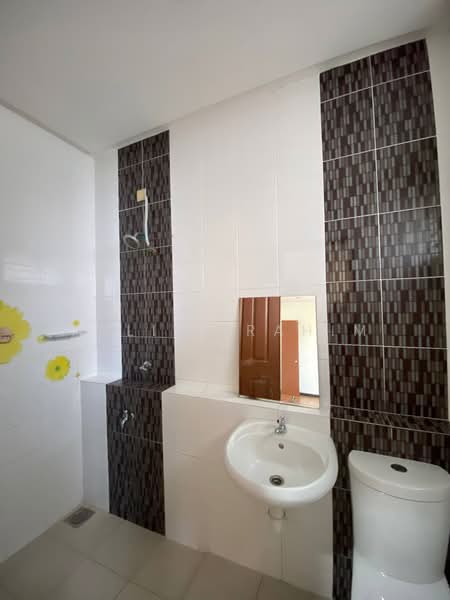 Rumah Berkembar untuk Dijual di Bandar Seri Putra (Bangi) - Azli Ibrahim - Bathroom - PropertyGuru.com.my
