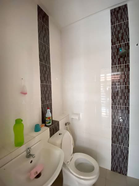Rumah Berkembar untuk Dijual di Bandar Seri Putra (Bangi) - Azli Ibrahim - Bathroom - PropertyGuru.com.my
