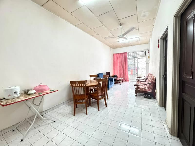 Rumah Teres 1 Tingkat untuk Dijual di Taman Megah Ria (Masai) - Kexin Hua - Living Room - PropertyGuru.com.my