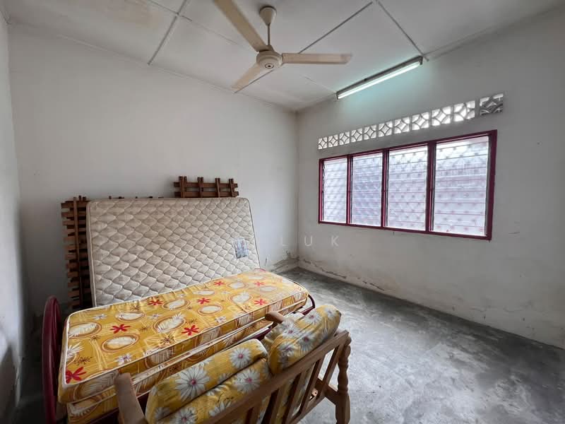 Rumah Teres 1 Tingkat untuk Dijual di Hulu Bernam Barat (Perak) - SK Luk - Bedroom - PropertyGuru.com.my