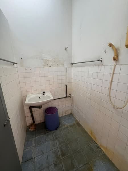 Rumah Teres 1 Tingkat untuk Dijual di Hulu Bernam Barat (Perak) - SK Luk - Bathroom - PropertyGuru.com.my