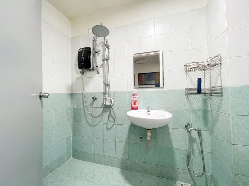 Apartment for Sale at Pangsapuri Permai Puteri - M.J Zairin - Bathroom - PropertyGuru.com.my
