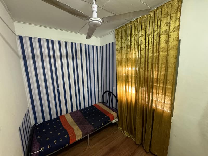 Rumah Flat untuk Dijual di Flat PKNS Section 7 - Bryan Yeoh - Bedroom - PropertyGuru.com.my