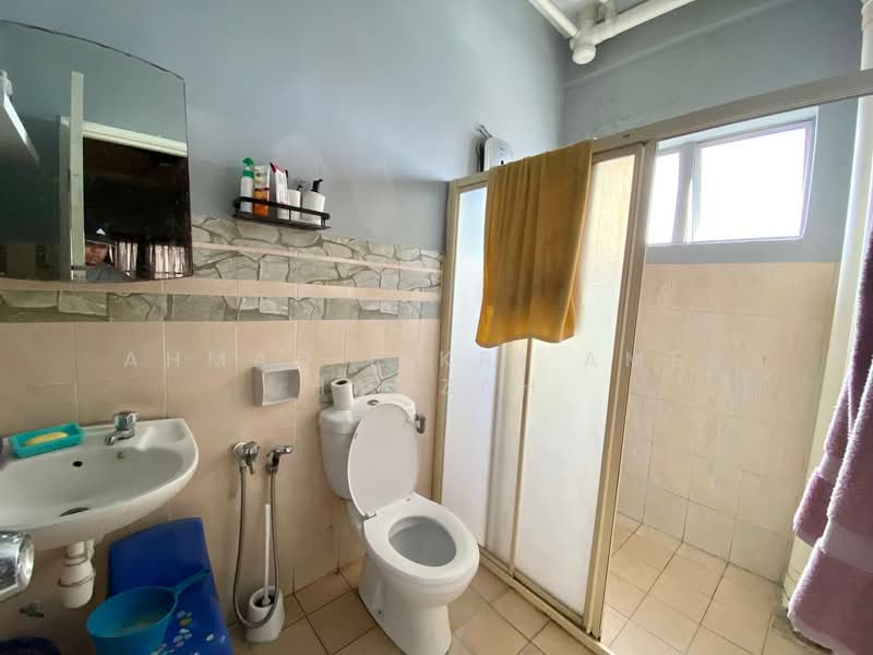 Pangsapuri untuk Dijual di Pangsapuri Damai Mewah B - Ahmad Fikri Amer Hamzah - Bathroom - PropertyGuru.com.my